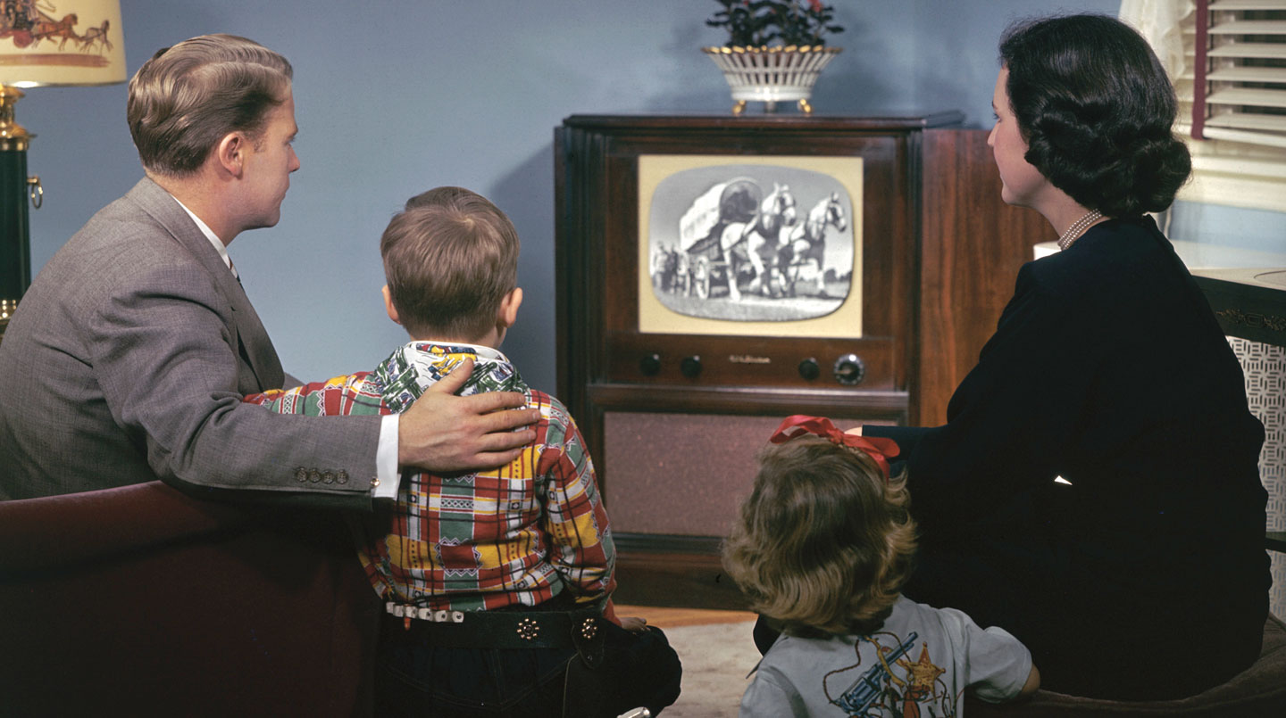 Почему телевизор читает. Советские дети у телевизора. Советская семья у телевизора. Телевидение СССР. Реклама телевизора 80-е США.