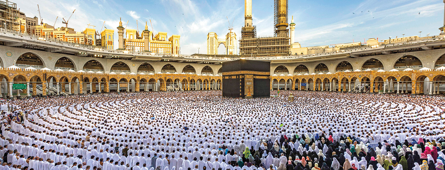 Photo of thousands of people wearing white & praying at Mecca
